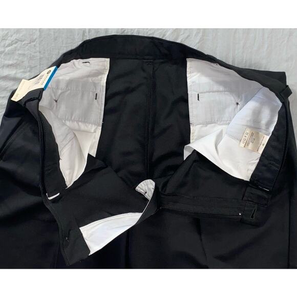 Haggar Pleated Microfiber Cool 18 Performance Shorts. Navy, Men's Size 36. NWT!! - Picture 2 of 3